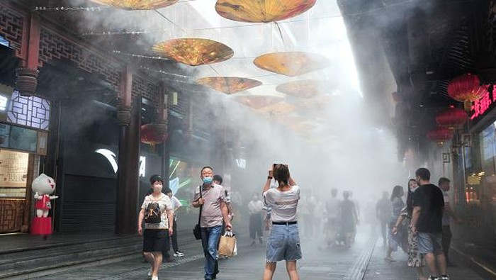 SHANGHAI, CHINA - JUNE 28: Tourists enjoy cooling air at the Yuyuan Garden during a hot summer day on June 28, 2022 in Shanghai, China. (Photo by Yang Jianzheng/VCG via Getty Images)