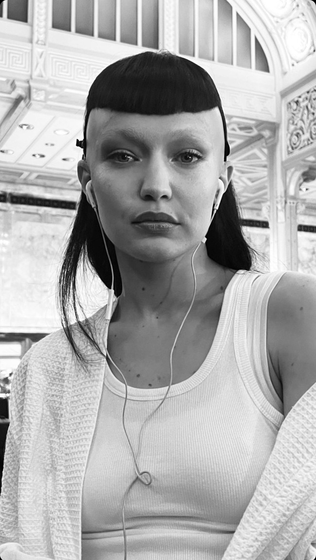 Gigi dan Bella Hadid ternyata tidak benar-benar mencukur rambutnya seperti yang terlihat di runway. Mereka memakai prostetik dan wig untuk mendapatkan efek rambut botak dan mullet. (Foto: Instagram/@gigihadid)