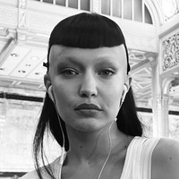 Gigi dan Bella Hadid ternyata tidak benar-benar mencukur rambutnya seperti yang terlihat di runway. Mereka memakai prostetik dan wig untuk mendapatkan efek rambut botak dan mullet. (Foto: Instagram/@gigihadid)