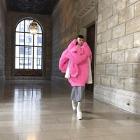 Gigi Hadid berlenggang di salah satu lorong New York Public Library yang menjadi lokasi peragaan busana Marc Jacobs Fall 2022, Senin (27/6/2022). Penampilannya nyaris tak dikenali dengan tampilan rambut dicukur. (Foto: AP/Jocelyn Noveck)