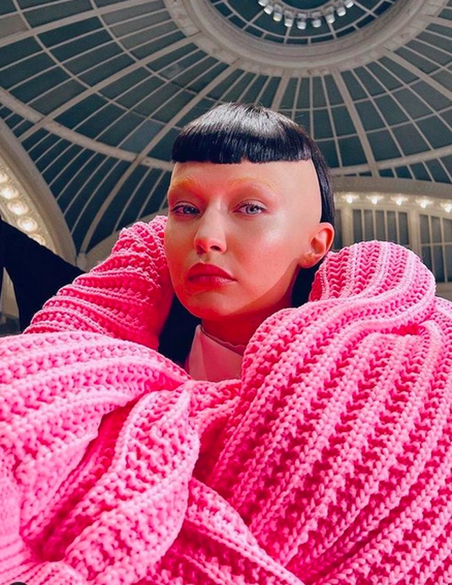 Rambut model 27 tahun ini dicukur habis di kedua sisinya, menyisakan rambut berpotongan mullet dan poni tebal yang dipotong pendek. Ibu satu anak ini juga terlihat tanpa alis. (Foto: Instagram/@gigihadid)