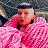 Rambut model 27 tahun ini dicukur habis di kedua sisinya, menyisakan rambut berpotongan mullet dan poni tebal yang dipotong pendek. Ibu satu anak ini juga terlihat tanpa alis. (Foto: Instagram/@gigihadid)