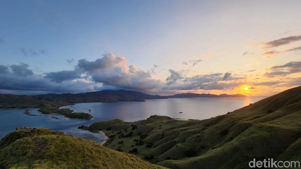Selanjutnya, ada Labuan Bajo. Pemerintah menetapkan Labuan Bajo, Nusa Tenggara Timur, sebagai destinasi wisata super prioritas. Promosi besar-besaran untuk Labuan Bajo dianggap layak, karena daerah ini punya keindahan alam menakjubkan. Bukan hanya pantai eksotis dan laut, danau, air terjun, hingga dataran padang savana ada di Labuan Bajo. Bukan rahasia lagi bahwa turis mancanegara menjadikan Labuan Bajo sebagai destinasi wisata mereka. Ardhi Suryadhi/detikcom Selanjutnya, ada Labuan Bajo. Pemerintah menetapkan Labuan Bajo, Nusa Tenggara Timur, sebagai destinasi wisata super prioritas. Promosi besar-besaran untuk Labuan Bajo dianggap layak, karena daerah ini punya keindahan alam menakjubkan. Bukan hanya pantai eksotis dan laut, danau, air terjun, hingga dataran padang savana ada di Labuan Bajo. Bukan rahasia lagi bahwa turis mancanegara menjadikan Labuan Bajo sebagai destinasi wisata mereka. Ardhi Suryadhi/detikcom