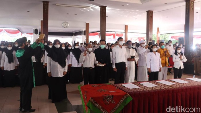 Pemberian Surat Keputusan (SK) Pegawai Pemerintah dengan Perjanjian Kerja (P3K) kepada guru honorer Wonogiri di Pendapa Rumah Dinas Bupati Wonogiri, Senin (27/6).