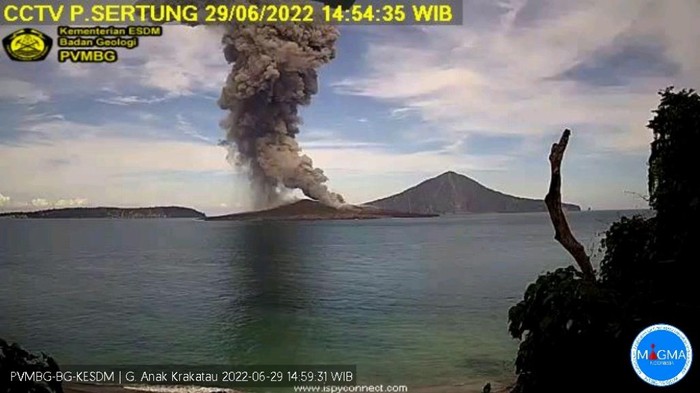 Gunung Anak Krakatau erupsi