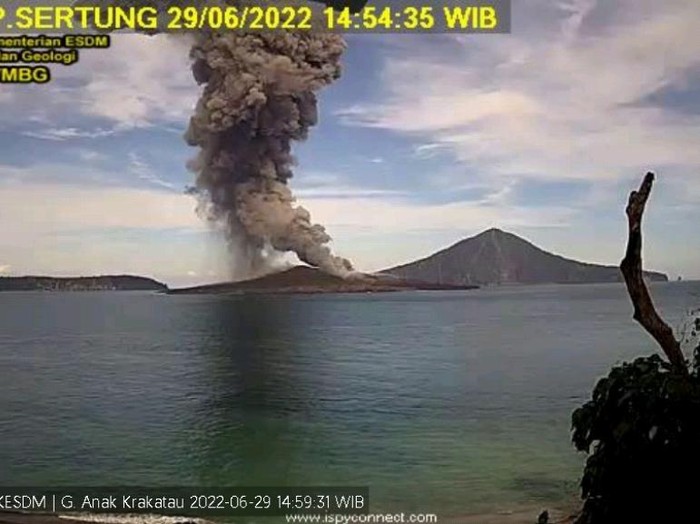 Gunung Anak Krakatau erupsi