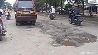 Tak hanya di situ, kerusakan jalan juga terjadi di depan kawasan lain di Kecamatan tersebut, yakni di dekat Pasar Induk Jakabaring. Bahkan, saat diguyur hujan dan terendam banyak pengendara jatuh.