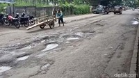 Seorang pengendara, Nisa menyebut kerusakan jalan sudah terjadi sejak beberapa bulan terakhir. Namun, kata dia, belum ada tindakan dari Pemkot Palembang atau dinas terkait.