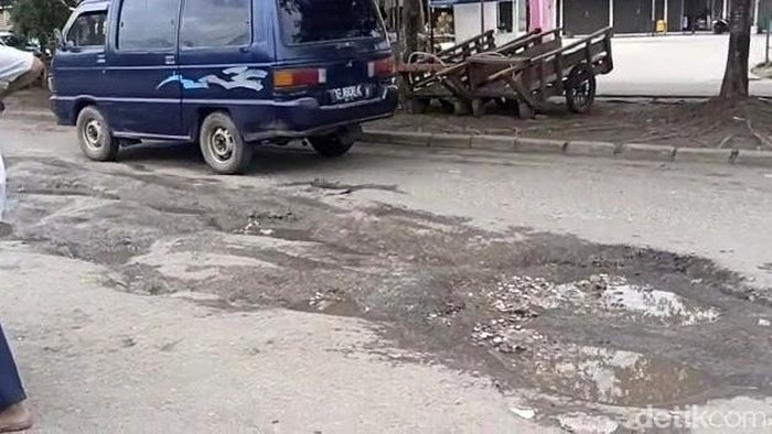 Kerusakan jalan terjadi di sejumlah ruas sudut Kota Palembang, Sumsel. Tidak sedikit pengendara terjatuh akibat kondisi jalan yang tak kunjung diperbaiki tersebut.