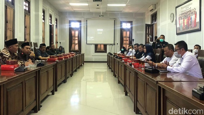 Hearing DPRD Kota Malang dengan PT KAI terkait rencana penggusuran rumah warga dekat rel Stasiun Kotalama-Jagalan.