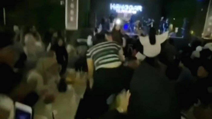 Heboh pengunjung Hanggar Talasalapang joget erotis (Dok. Istimewa).