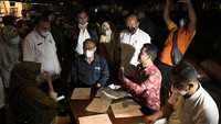 Selain di Jakarta, dua outlet Holywings Bandung juga turut ditutup imbas gaduh promo miras untuk Muhammad dan Maria. Pihak pengelola secara sukarela menutup kegiatan usahanya demi menjaga kondusifitas di Kota Bandung. Sedangkan di Surabaya outlet Holywings juga ditutup sementara. Meski Wali Kota Surabaya Eri Cahyadi memastikan tidak ada pencabutan izin 3 outlet Holywings di Surabaya, ia mengatakan tak akan tinggal diam jika manajemen Holywings di Surabaya nekat buka secara diam-diam.