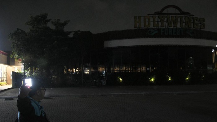Holywings Bekasi Ditutup Sementara, Begini Penampakannya Outlet Holywings Bekasi ditutup sementara. Pasalnya outlet Holywings di Bekasi belum memiliki sertifikat KBLI 56301 jenis usaha bar yang telah terverifikasi.