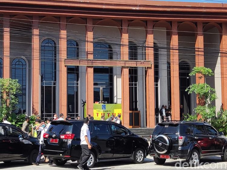 Suasana Penutupan Holywings Jogja Siang Ini