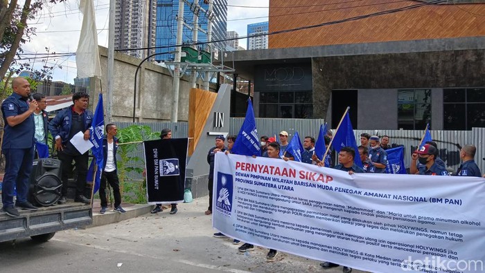 BM PAN Sumut menggelar aksi di depan Holywings Club 9 di Jalan Puteri Merak Jingga, Medan. (Goklas/detikSumut)
