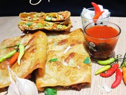 Martabak Telur di Surabaya Ini Dibuat dengan Resep Rahasia Bude
