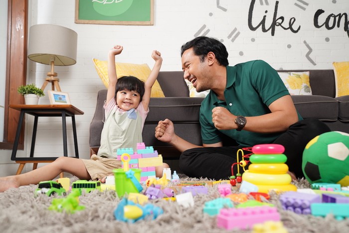 Ilustrasi Anak Bermain dengan Ayah