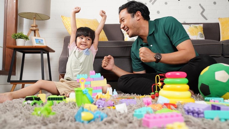 Ilustrasi Anak Bermain dengan Ayah Ilustrasi Anak Bermain dengan Ayah