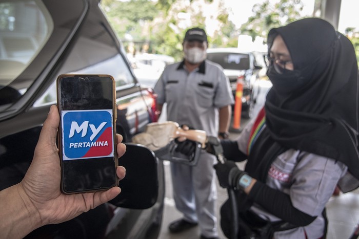 Warga menunjukan aplikasi MyPertamina saat mengisi bahan bakar pertalite di SPBU Pertamina Abdul Muis, Jakarta, Rabu (29/6/2022). PT Pertamina (Persero) melalui anak usahanya, PT Pertamina Patra Niaga, akan melakukan uji coba pembelian bahan bakar minyak (BBM) subsidi, Pertalite dan Solar, secara terbatas bagi pengguna yang sudah terdaftar pada sistem MyPertamina, mulai 1 Juli mendatang. ANTARA FOTO/Muhammad Adimaja/foc.
