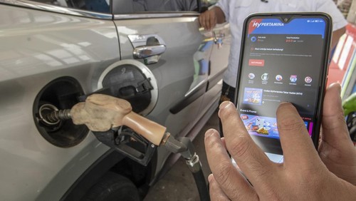 Warga menunjukan aplikasi MyPertamina saat mengisi bahan bakar pertalite di SPBU Pertamina Abdul Muis, Jakarta, Rabu (29/6/2022). PT Pertamina (Persero) melalui anak usahanya, PT Pertamina Patra Niaga, akan melakukan uji coba pembelian bahan bakar minyak (BBM) subsidi, Pertalite dan Solar, secara terbatas bagi pengguna yang sudah terdaftar pada sistem MyPertamina, mulai 1 Juli mendatang. ANTARA FOTO/Muhammad Adimaja/foc.