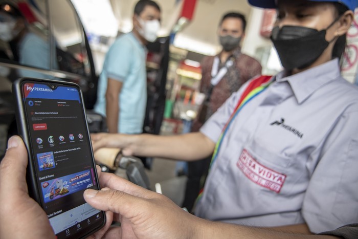 Warga menunjukan aplikasi MyPertamina saat mengisi bahan bakar pertalite di SPBU Pertamina Abdul Muis, Jakarta, Rabu (29/6/2022). PT Pertamina (Persero) melalui anak usahanya, PT Pertamina Patra Niaga, akan melakukan uji coba pembelian bahan bakar minyak (BBM) subsidi, Pertalite dan Solar, secara terbatas bagi pengguna yang sudah terdaftar pada sistem MyPertamina, mulai 1 Juli mendatang. ANTARA FOTO/Muhammad Adimaja/foc.