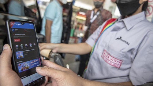 Warga menunjukan aplikasi MyPertamina saat mengisi bahan bakar pertalite di SPBU Pertamina Abdul Muis, Jakarta, Rabu (29/6/2022). PT Pertamina (Persero) melalui anak usahanya, PT Pertamina Patra Niaga, akan melakukan uji coba pembelian bahan bakar minyak (BBM) subsidi, Pertalite dan Solar, secara terbatas bagi pengguna yang sudah terdaftar pada sistem MyPertamina, mulai 1 Juli mendatang. ANTARA FOTO/Muhammad Adimaja/foc.