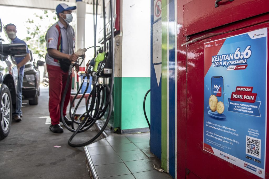 Warga menunjukan aplikasi MyPertamina saat mengisi bahan bakar pertalite di SPBU Pertamina Abdul Muis, Jakarta, Rabu (29/6/2022). PT Pertamina (Persero) melalui anak usahanya, PT Pertamina Patra Niaga, akan melakukan uji coba pembelian bahan bakar minyak (BBM) subsidi, Pertalite dan Solar, secara terbatas bagi pengguna yang sudah terdaftar pada sistem MyPertamina, mulai 1 Juli mendatang. ANTARA FOTO/Muhammad Adimaja/foc.