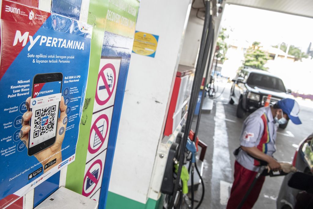 Warga menunjukan aplikasi MyPertamina saat mengisi bahan bakar pertalite di SPBU Pertamina Abdul Muis, Jakarta, Rabu (29/6/2022). PT Pertamina (Persero) melalui anak usahanya, PT Pertamina Patra Niaga, akan melakukan uji coba pembelian bahan bakar minyak (BBM) subsidi, Pertalite dan Solar, secara terbatas bagi pengguna yang sudah terdaftar pada sistem MyPertamina, mulai 1 Juli mendatang. ANTARA FOTO/Muhammad Adimaja/foc.