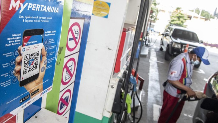 Ingat! Mau Beli Pertalite-Solar Kini Harus Pakai MyPertamina Warga menunjukan aplikasi MyPertamina saat mengisi bahan bakar pertalite di SPBU Pertamina Abdul Muis, Jakarta, Rabu (29/6/2022). PT Pertamina (Persero) melalui anak usahanya, PT Pertamina Patra Niaga, akan melakukan uji coba pembelian bahan bakar minyak (BBM) subsidi, Pertalite dan Solar, secara terbatas bagi pengguna yang sudah terdaftar pada sistem MyPertamina, mulai 1 Juli mendatang. ANTARA FOTO/Muhammad Adimaja/foc.