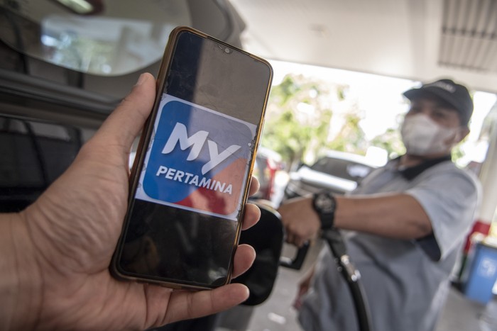 Warga menunjukan aplikasi MyPertamina saat mengisi bahan bakar pertalite di SPBU Pertamina Abdul Muis, Jakarta, Rabu (29/6/2022). PT Pertamina (Persero) melalui anak usahanya, PT Pertamina Patra Niaga, akan melakukan uji coba pembelian bahan bakar minyak (BBM) subsidi, Pertalite dan Solar, secara terbatas bagi pengguna yang sudah terdaftar pada sistem MyPertamina, mulai 1 Juli mendatang. ANTARA FOTO/Muhammad Adimaja/foc.