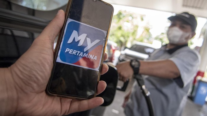 Ingat! Mau Beli Pertalite-Solar Kini Harus Pakai MyPertamina Warga menunjukan aplikasi MyPertamina saat mengisi bahan bakar pertalite di SPBU Pertamina Abdul Muis, Jakarta, Rabu (29/6/2022). PT Pertamina (Persero) melalui anak usahanya, PT Pertamina Patra Niaga, akan melakukan uji coba pembelian bahan bakar minyak (BBM) subsidi, Pertalite dan Solar, secara terbatas bagi pengguna yang sudah terdaftar pada sistem MyPertamina, mulai 1 Juli mendatang. ANTARA FOTO/Muhammad Adimaja/foc.