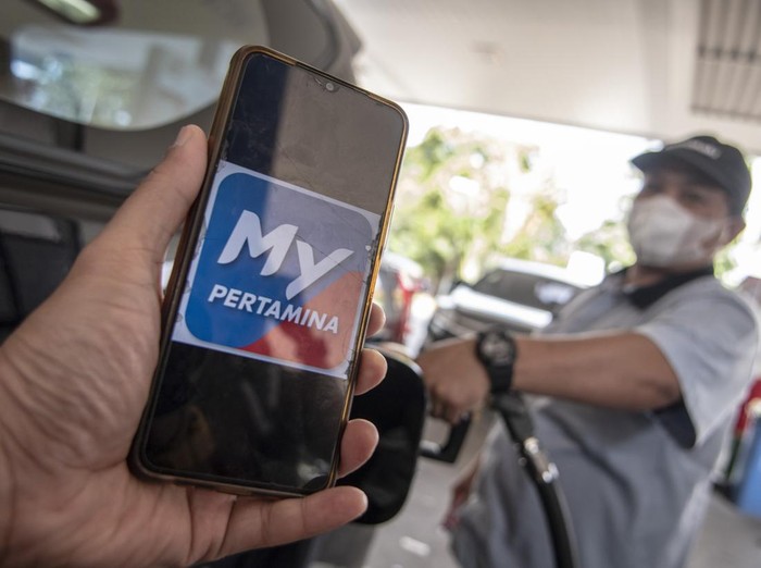 Warga menunjukan aplikasi MyPertamina saat mengisi bahan bakar pertalite di SPBU Pertamina Abdul Muis, Jakarta, Rabu (29/6/2022). PT Pertamina (Persero) melalui anak usahanya, PT Pertamina Patra Niaga, akan melakukan uji coba pembelian bahan bakar minyak (BBM) subsidi, Pertalite dan Solar, secara terbatas bagi pengguna yang sudah terdaftar pada sistem MyPertamina, mulai 1 Juli mendatang. ANTARA FOTO/Muhammad Adimaja/foc.