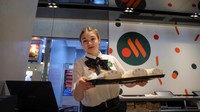 Sergei, seorang pelanggan berusia 15 tahun, melihat sedikit perbedaan dari Vkusno & tochka dan McDonalds. Rasanya tetap sama. Colanya berbeda, tapi burgernya benar-benar tidak berubah, katanya sambil menyantap burger ayam dan kentang goreng.