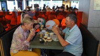 CEO Vkusno & tochka Oleg Paroev mengatakan perusahaan berencana membuka 200 restoran di Rusia pada akhir Juni dan 850 restoran pada akhir musim panas. Restoran tersebut akan mempertahankan interior lama McDonalds tetapi akan menghapus referensi apa pun merujuk ke nama McDonalds. Paroev menambahkan perusahaan sedang mencari pemasok baru minuman ringan karena Coca-Cola menangguhkan penjualannya di Rusia.