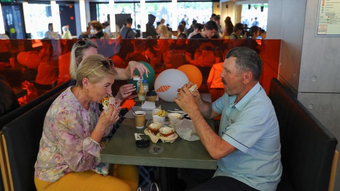 Restoran pengganti McDonald's di Rusia telah beroperasi sejak beberapa pekan lalu. Diketahui, menu Vkusno & tochka lebih sedikit tapi harganya lebih murah.