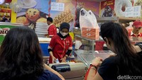 Tak perlu khawatir kehabisan. Meski pembeli donat ini datang silih berganti, tapi pegawai di American Donat selalu membuat donat setiap jamnya agar stok tidak habis dan masih hangat. Setiap harinya mereka bisa menjual lebih dari 500 buah donat aneka rasa. Setiap harinya gerai American Donat di PRJ buka mengikuti waktu PRJ. Untuk hari kerja, mereka buka dari jam 4 sore hingga jam 10 malam. Sementara untuk akhir pekan mereka buka dari jam 10 pagi hingga jam 10 malam.