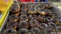 Dilihat dari sejarah yang ada. American Donat merupakan donat pertama yang mengembangkan industri donat di Indonesia, yang saat itu belum terlalu terkenal. Nama America sendiri diambil dari mesin penggoreng donat otomatis yang dikirim langsung dari Amerika. Saat itu di Jakarta, belum ada brand donat luar negeri atau waralaba donat asing lainnya yang menjamur seperti sekarang. Tak heran nama American Donat ini menjadi pelopor penjual donat dengan mesin otomatis pertama di Indonesia.