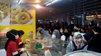 Nama Djakarta Fair kini sudah berubah menjadi PRJ. Tapi American Donat tetap menjadi jajanan favorit selama lebih dari 50 tahun. Hal itu terlihat dari antrean sejumlah pengunjung yang hendak membeli donat ini saat mengunjungi PRJ.