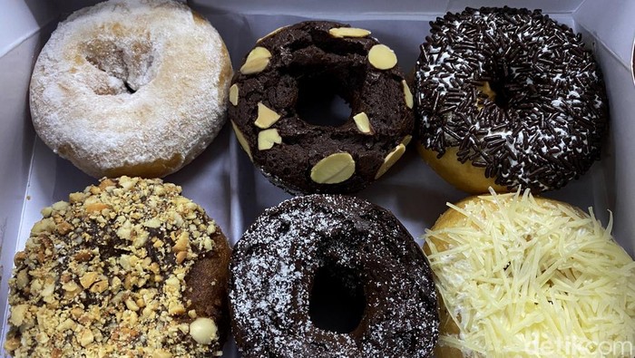 Ini Lho Donat Viral yang Cuma Dijual Setahun Sekali di PRJ American Donat yang dijual di PRJ viral di kalangan masyarakat. Pasalnya donat ini hanya dijual di PRJ dan sudah ada sejak 54 tahun yang lalu. Penasaran?