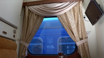 Salah satu kursi penumpang yang besar dan disertai fasilitas televisi. Foto: Radio Free Europe