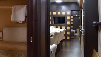 Di dekat ruang makan, ada kompartemen untuk kamar tidur untuk empat orang. Para pelayan biasanya tidur di sini. Foto: Radio Free Europe