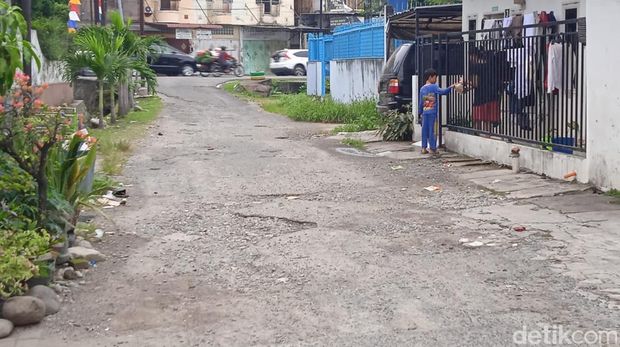 Penampakan jalan berlubang di Jalan Jambu Kecamatan Medan Barat.
