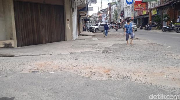 Masyarakat beraktivitas di Jalan Kalingga, Kecamatan Medan Petisah.
