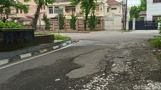 Kondisi Jalan A Rivai, Kecamatan Medan Polonia yang kupak-kapik.