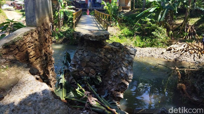 Jembatan di Pandeglang ambruk
