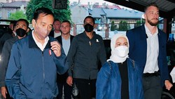 Berjaket Biru, Jokowi Bareng Iriana Naik Kereta Menuju Kyiv Ukraina