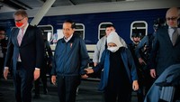 Foto: Presiden Joko Widodo (Jokowi) dan Iriana Jokowi tiba di Ukraina setelah menempuh perjalanan selama kurang lebih 11 jam. Jokowi bakal bertemu Presiden Ukraina Volodymyr Zelensky. (Laily Rachev - Biro Pers Sekretariat Presiden)