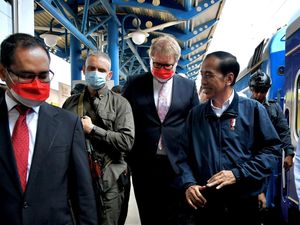 Senyum Jokowi Saat Tiba di Kyiv Ukraina