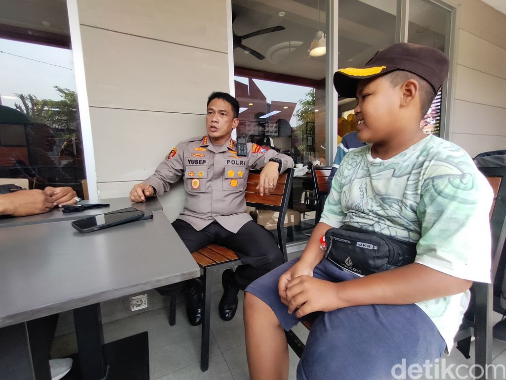 Kapolrestabes Surabaya dan penjual donat cilik
