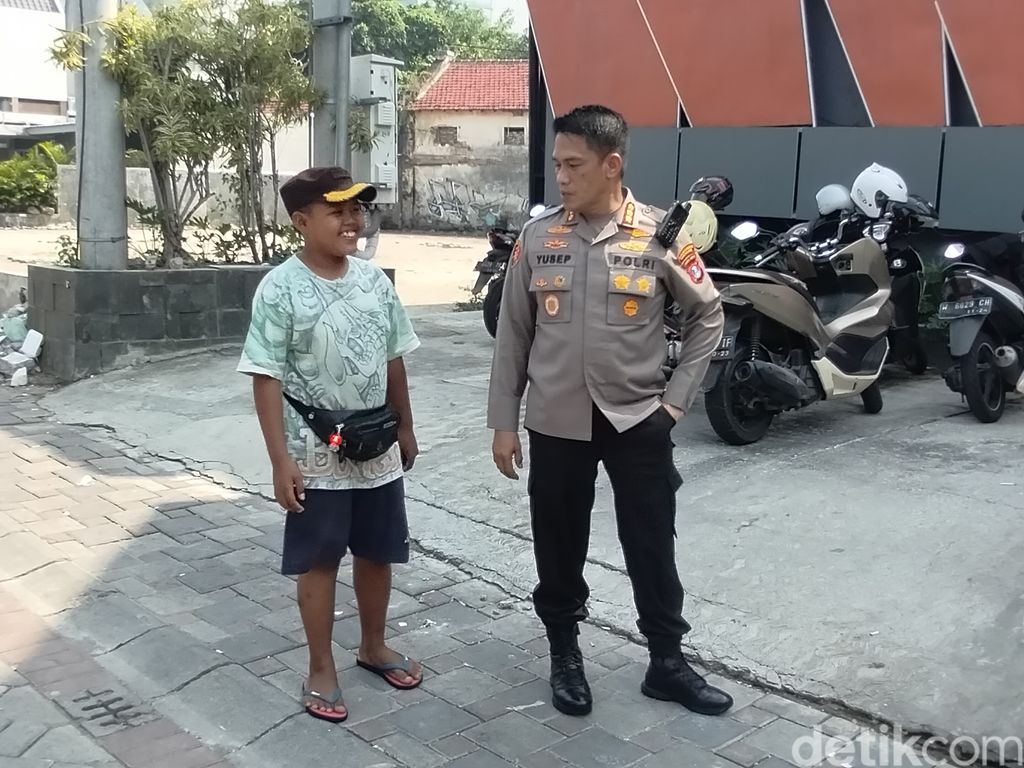 Kapolrestabes Surabaya dan penjual donat cilik